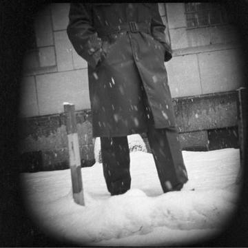 Observing suspicious suspects exchanging a bag on the street, Berlin, around 1975. MfS HA II Fo 865