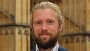 Dr Aaron Larsen