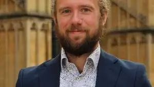 Dr Aaron Larsen
