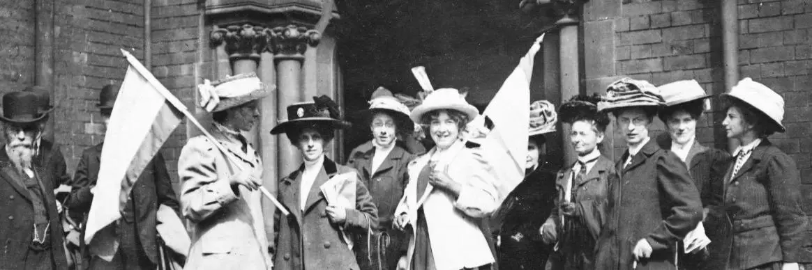 Mabel Capper and fellow Suffragettes demonstrating outside the Police Court 